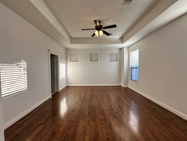 Building Photo - 615 W 27th St