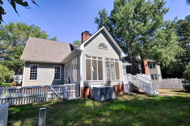 Building Photo - Delightful in Downing Creek
