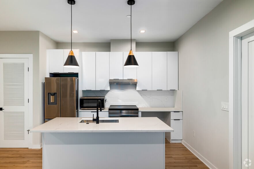 2BR, 2BA - 990SF - Kitchen - 1358 Florida Ave NE