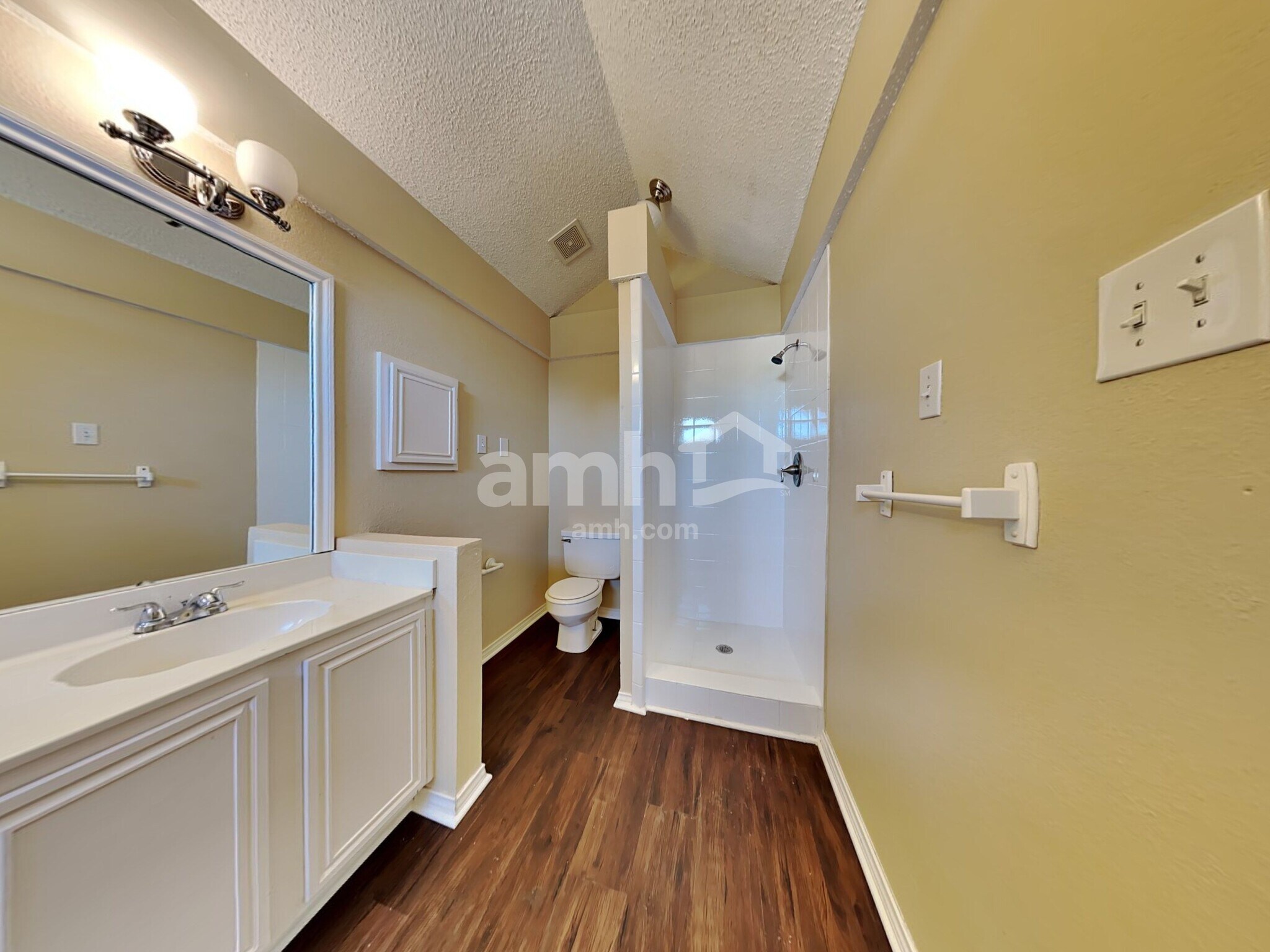 Building Photo - 2101 Flamingo Dr