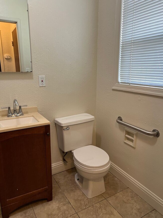 Building Photo - ONE BEDROOM APT W/ GARAGE!