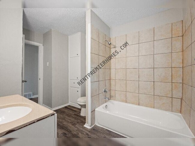Building Photo - 5413 Odessa Ave