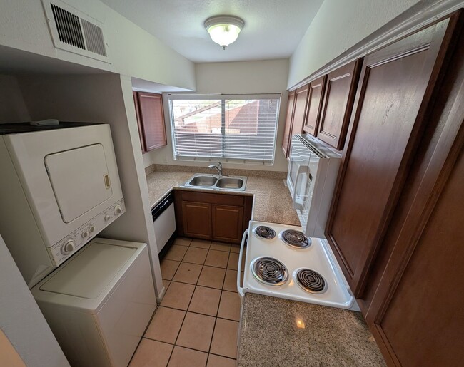 Building Photo - 2 Bedroom Condo in the Escalante Community...