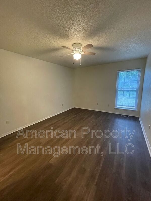 Building Photo - 4405 S Gum Ave