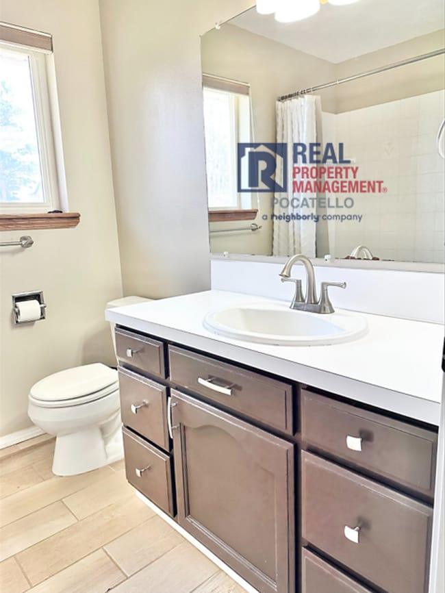 Building Photo - 5 Bedroom 3.5 Bath House - Pet Friendly