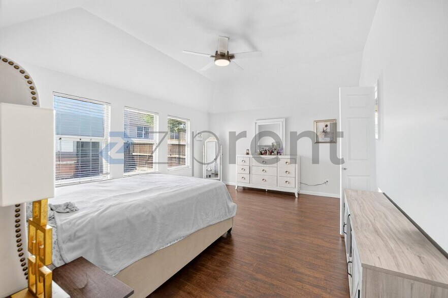 Building Photo - Unit
