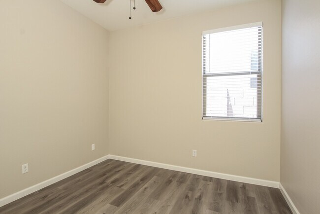 Building Photo - 9038 W Villa Maria Dr