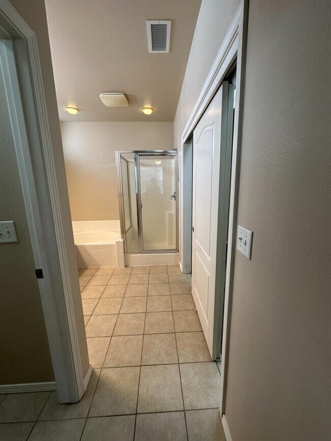 Building Photo - 5541 N Plum Ln
