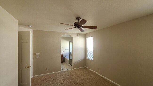 Building Photo - Single Story Sommerset Home!