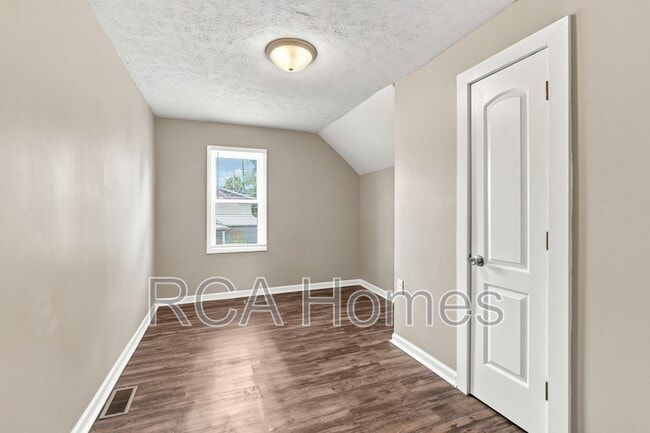 Building Photo - 1013 E Legrande Ave