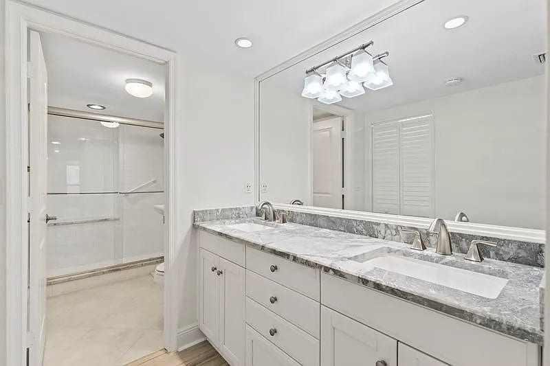 BATH RM #1 - 4600 Jimmy Buffett Mem Hwy