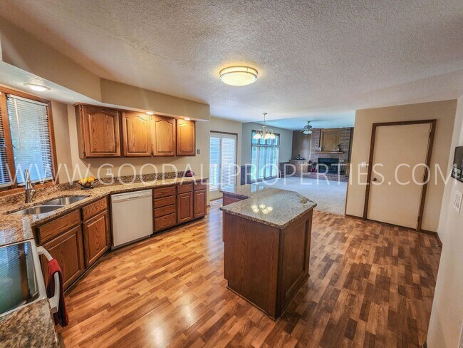 Building Photo - Executive 4 Bedroom Home in West Des Moines with a fenced in yard !!!