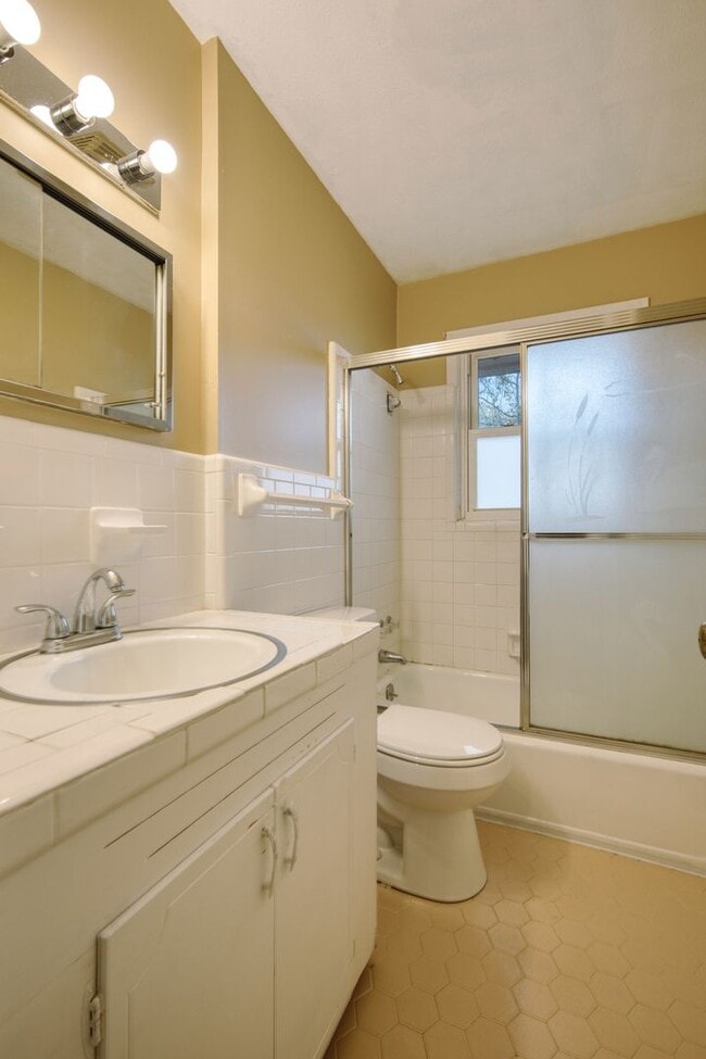 Building Photo - MOVE-IN SPECIAL- $300 OFF FIRST MONTH'S RENT!