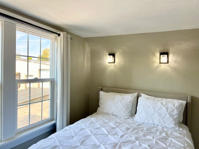 Building Photo - Beautifully Renovated & Fully Furnished Home in Peoria Heights!