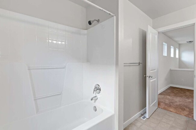 Building Photo - Enjoy this immaculate home in a park-like setting showcasing the beauty of the Issaquah Highland ...