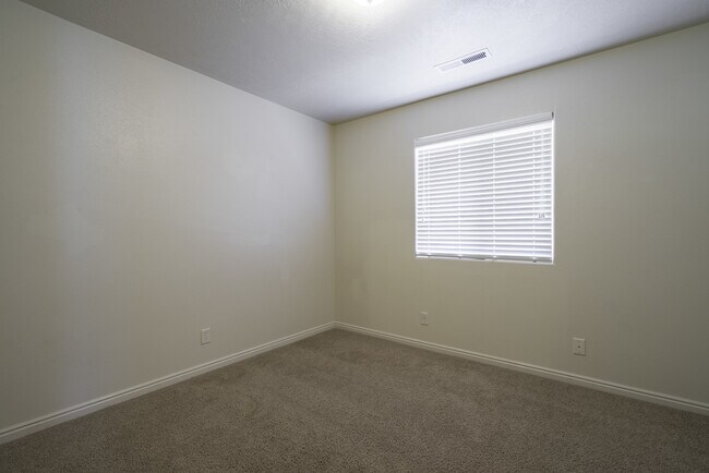 Building Photo - 4 Bedroom in Amber Estates - New LVP Floor...