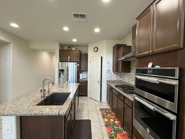 Building Photo - Gorgeous 4 Bed 3.5 Bath Peoria home with EV charging