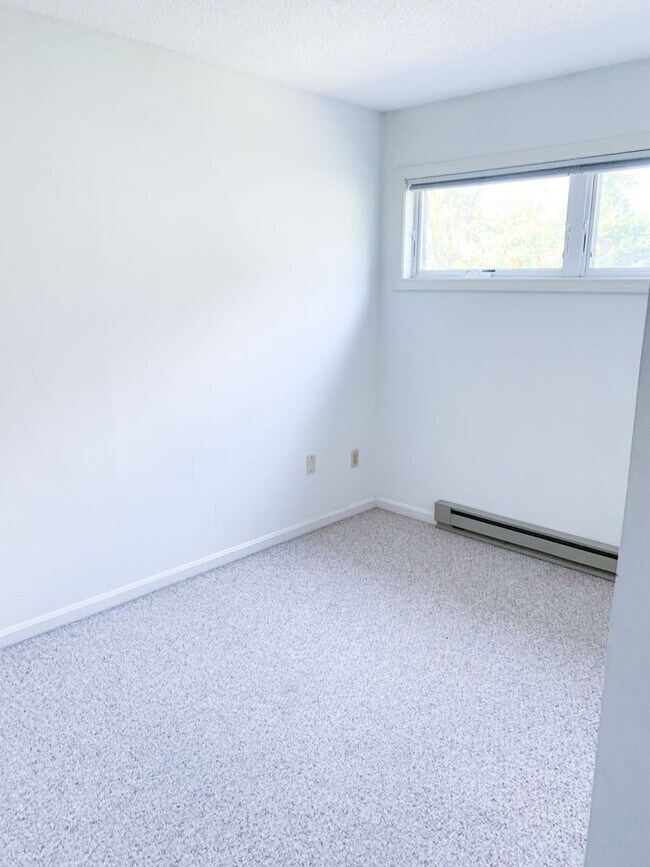 Building Photo - 3 Bedroom Condo Available for Aug. 1st