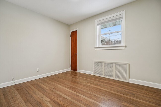 Building Photo - 68 Valley Rd