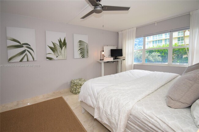 Building Photo - 1069 Hillsboro Mile