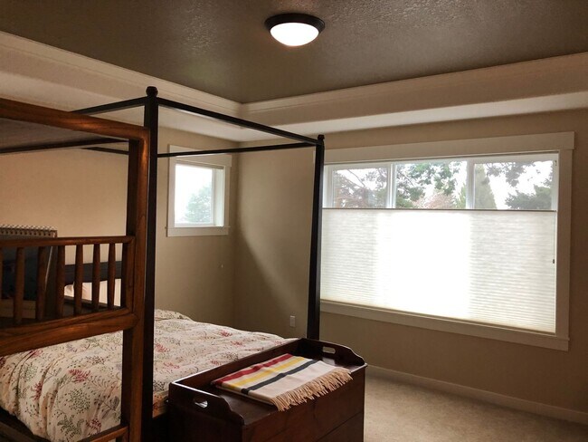 Building Photo - Gorgeous, modern craftsman 3+ bedroom, 3 b...