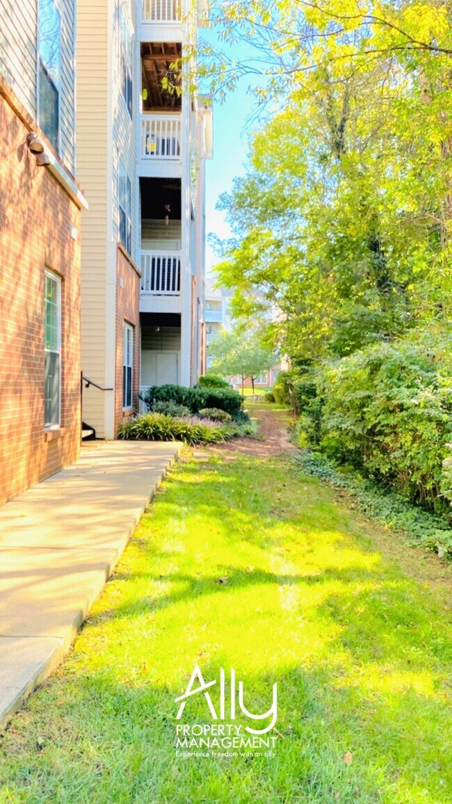 Building Photo - 270 Riverbend Dr