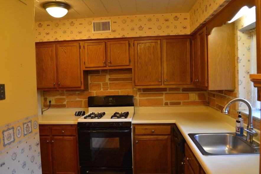 Kitchen - 521 Forest Green Dr