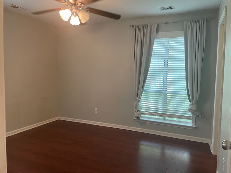Building Photo - 4110 Sedgewood Dr