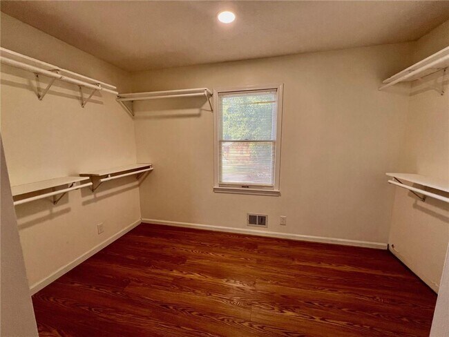 Building Photo - 4005 Shallowford Rd