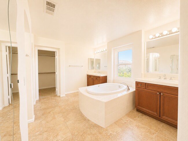 Building Photo - Spacious 5 (or 6) Bedroom House with attached ADU in Winchester for Rent