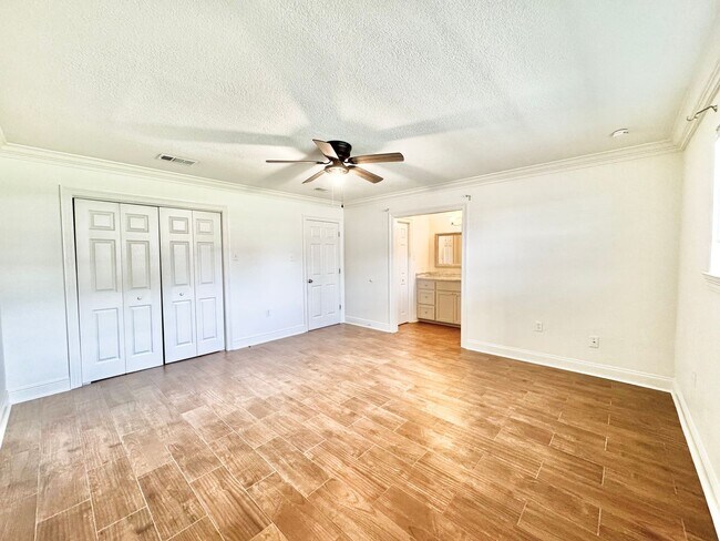 Building Photo - 5016 Five Frks Dr