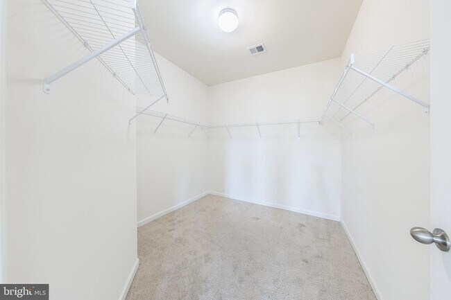 Building Photo - 7640 Knotting Hl Ln