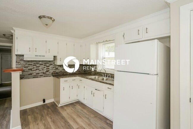Building Photo - 4 Bedroom Pet-Friendly Home in NASHVILLE, TN with Main Street Renewal