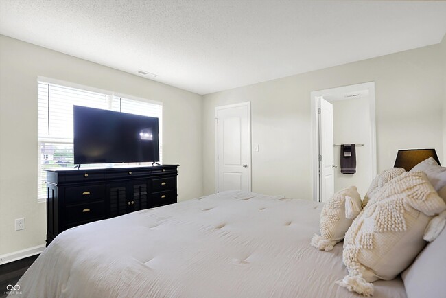 Building Photo - 5549 Wild Horse Dr