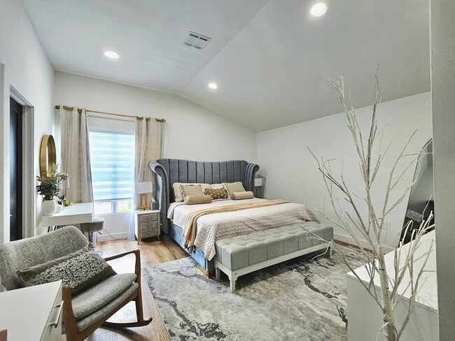 Building Photo - 84 Center Ave