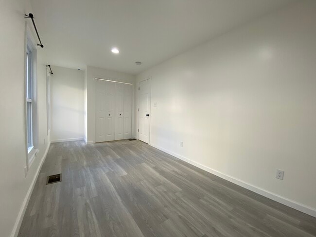 Building Photo - 470 W 2nd St