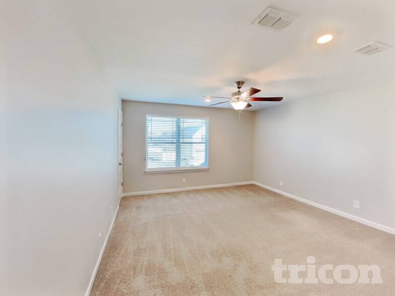 Building Photo - 2043 Shafer Dr