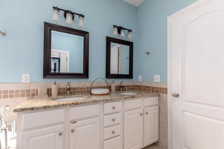 Building Photo - 7205 Riverfront Dr