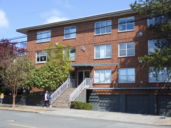 Primary Photo - 7300 Woodlawn Ave NE