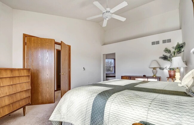 Building Photo - Comfortable Living in a Desirable Area