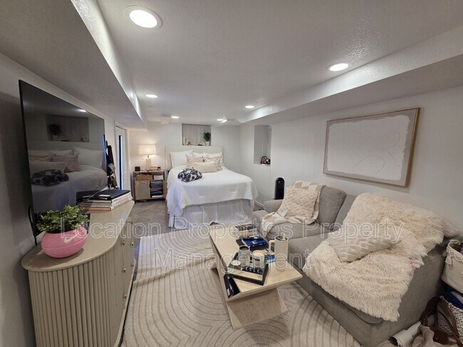 Building Photo - 1311 W 19th Terrace