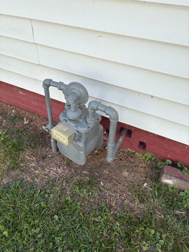 Building Photo - Well Maintained Older Home with Central HVAC