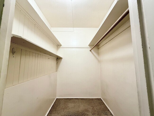 Building Photo - Charming 2nd Floor 1-Bed Condo in Ideal Nob Hill Location! Water, Sewer, Garbage Included!