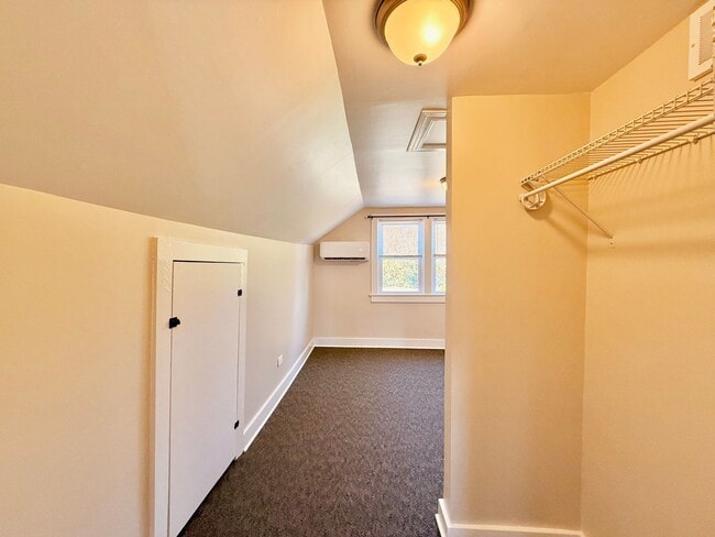 Building Photo - Charming 3 Bedroom Home for Rent!