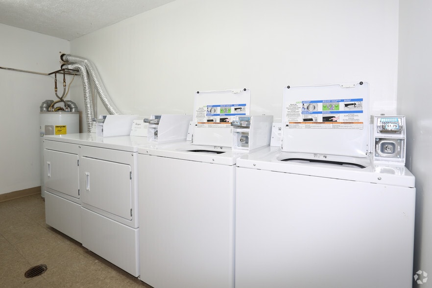 Laundry Room - Farmington Manor