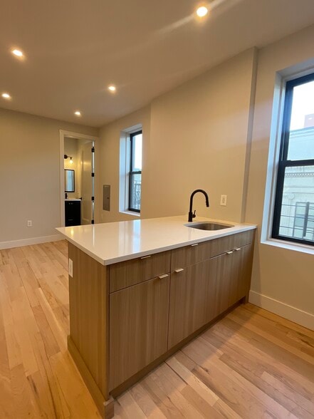 State of the art island - 108 Lembeck Ave