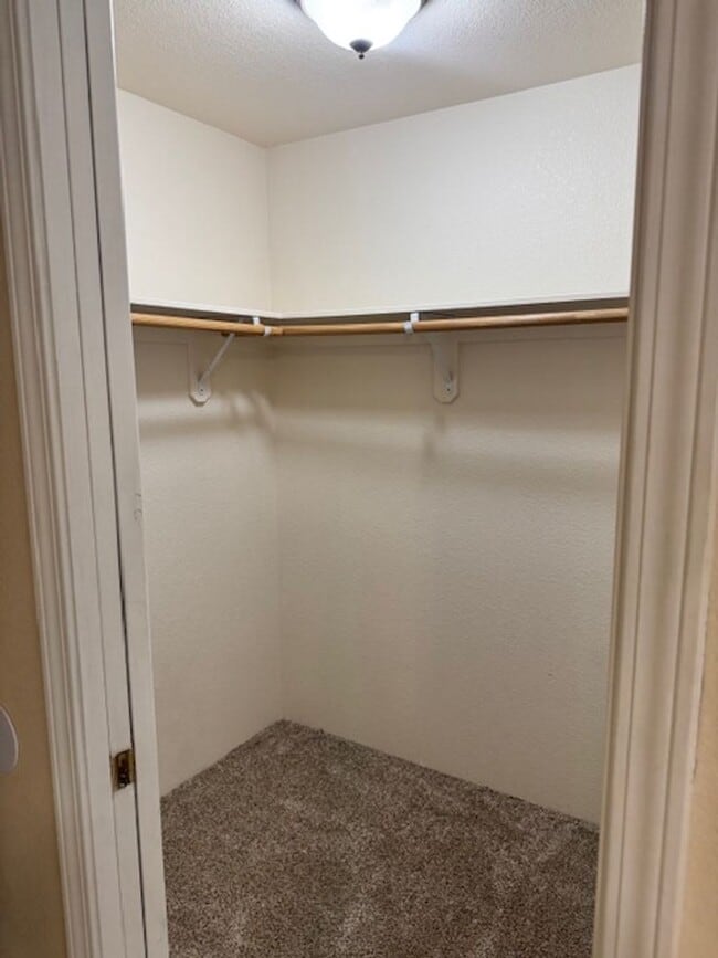 Building Photo - SPACIOUS 3 BEDROOM/ 2 BATH HOME WITH RV/BO...