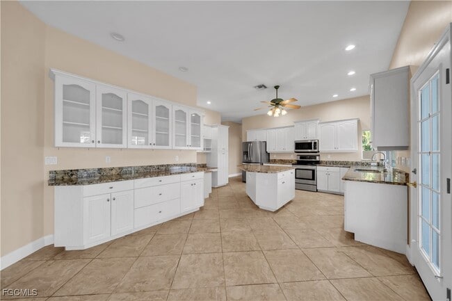 Building Photo - 2015 SE 12th St