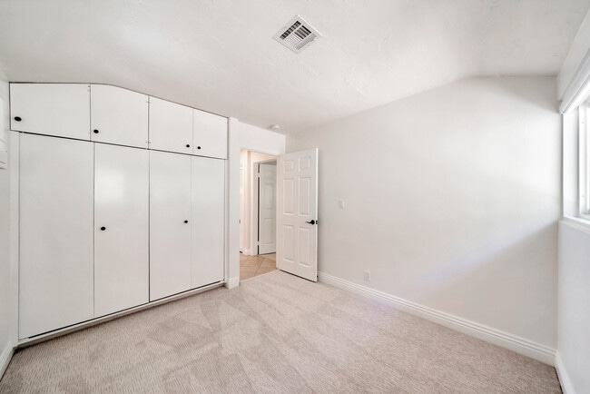 Building Photo - 3116 Breakers Dr