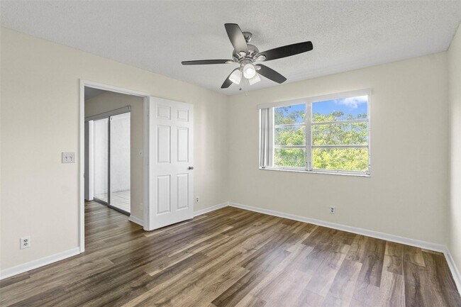Building Photo - 2226 N Cypress Bend Dr
